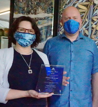 Foto: Gaby Ketzer-Raichle und Tim Schubert halten den Preis Best Paper Award 2019 in den Händen.